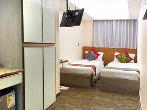 Habitación con 2 camas individuales | Caja de seguridad en la habitación y escritorio 