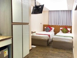 豪华双床房 | 客房内保险箱、办公桌、熨斗/熨板、免费 WiFi