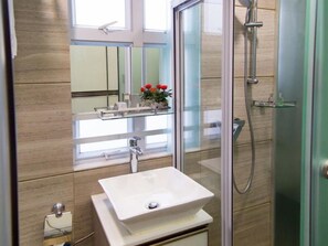 Twin kamer | Badkamer | Een douche, gratis toiletartikelen, een haardroger, pantoffels
