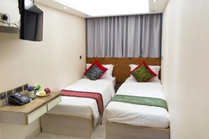 Twin kamer | Een kluis op de kamer, een bureau, een strijkplank/strijkijzer
