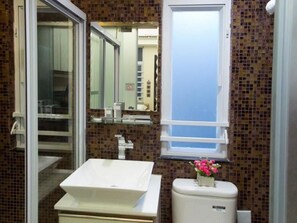 Ducha, artículos de higiene personal gratuitos y secador de pelo