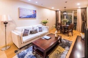 Chambre Standard avec lits jumeaux, 1 chambre | Aire de séjour | Téléviseur ACL