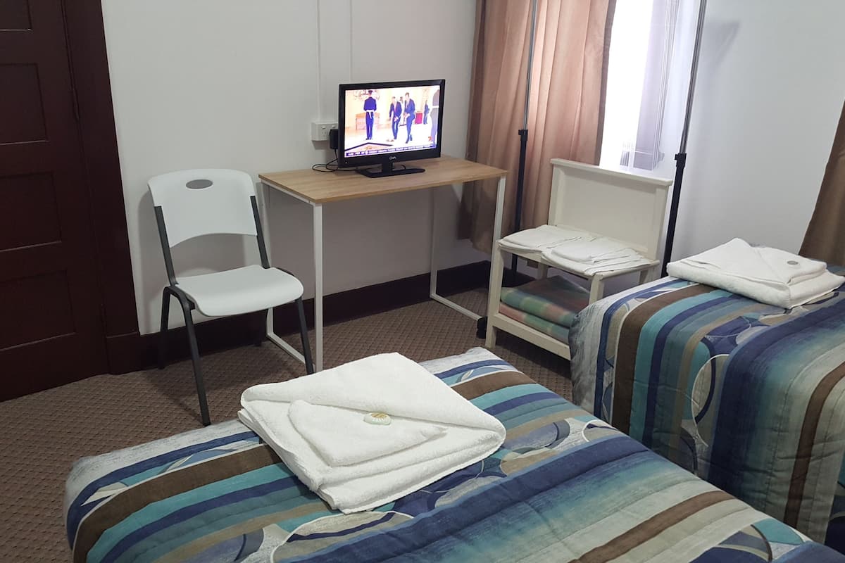 Ropa de cama de alta calidad, escritorio y cortinas blackout