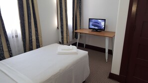 Ropa de cama de alta calidad, escritorio y cortinas blackout