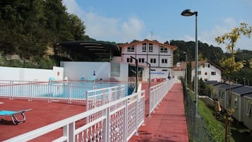 Una piscina al aire libre de temporada