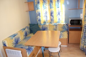 Husvogn – deluxe, 2 soverom (4-5 people) | Oppholdsrom