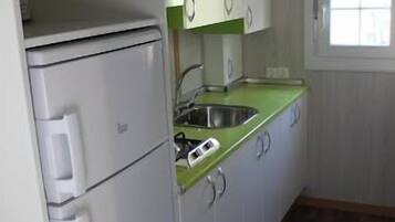 Mobile Home, 2 chambres (6 people) | Cuisine privée | Réfrigérateur, micro-ondes, plaque de cuisson