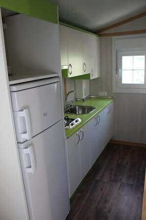 Mobile Home, 2 Bedrooms (6 people) | Private kitchen | Fridge, microwave, stovetop, cookware/dishes/utensils - Camping Igara de San Sebastián (San Sebastián)