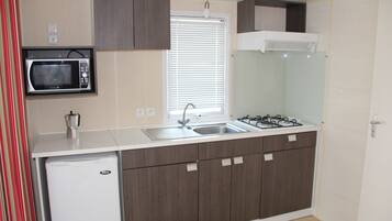 Mobile Home Deluxe, 2 chambres (4-5 people) | Cuisine privée | Réfrigérateur, micro-ondes, plaque de cuisson