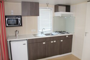 Husvogn – deluxe, 2 soverom (4-5 people) | Eget kjøkken | Kjøleskap, mikrobølgeovn, kokeplater og kjøkkenutstyr