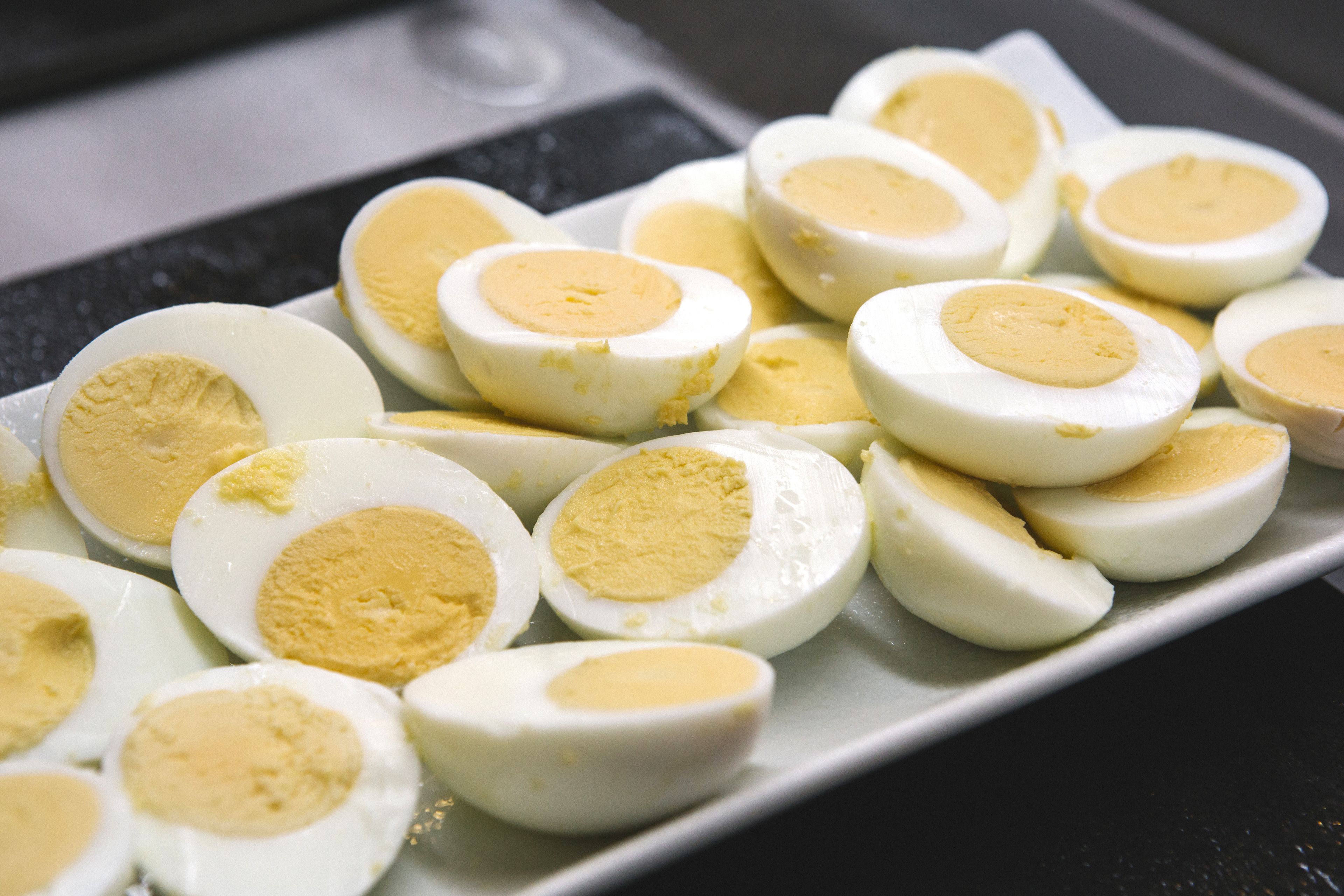 Un plato blanco con mitades de huevo duro dispuestas con cuidado.