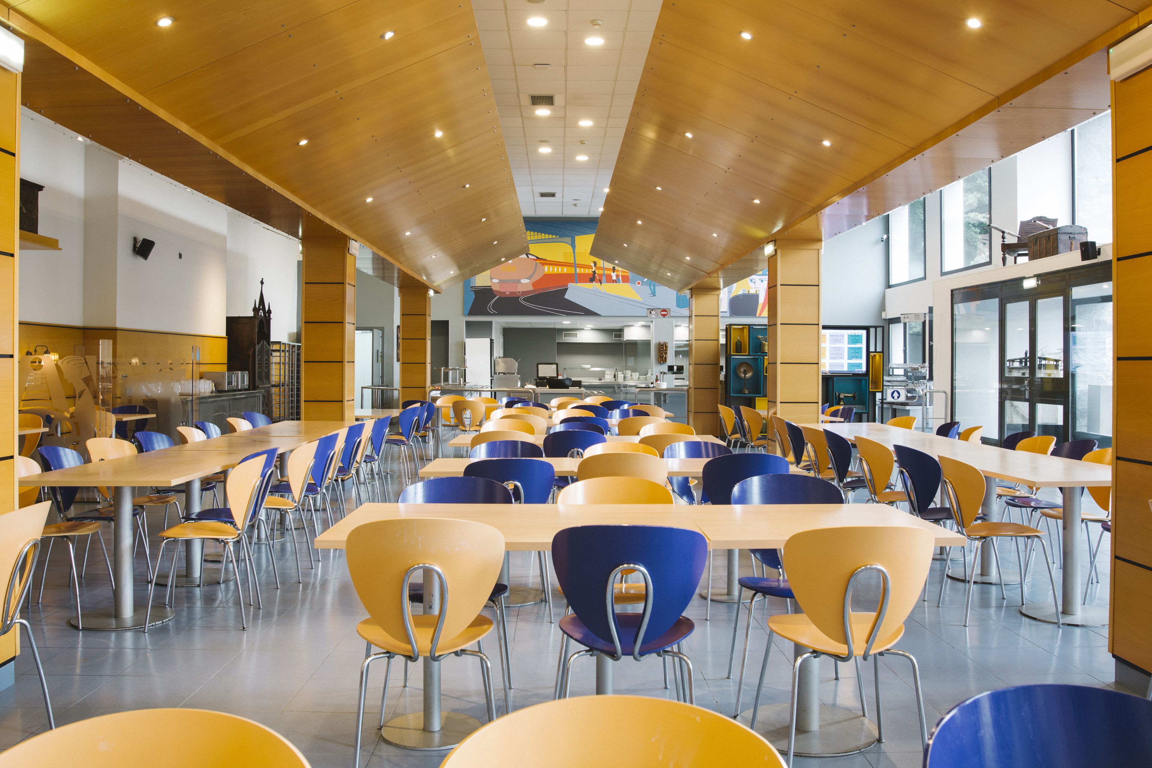 平日供應自助早餐 (費用另計)