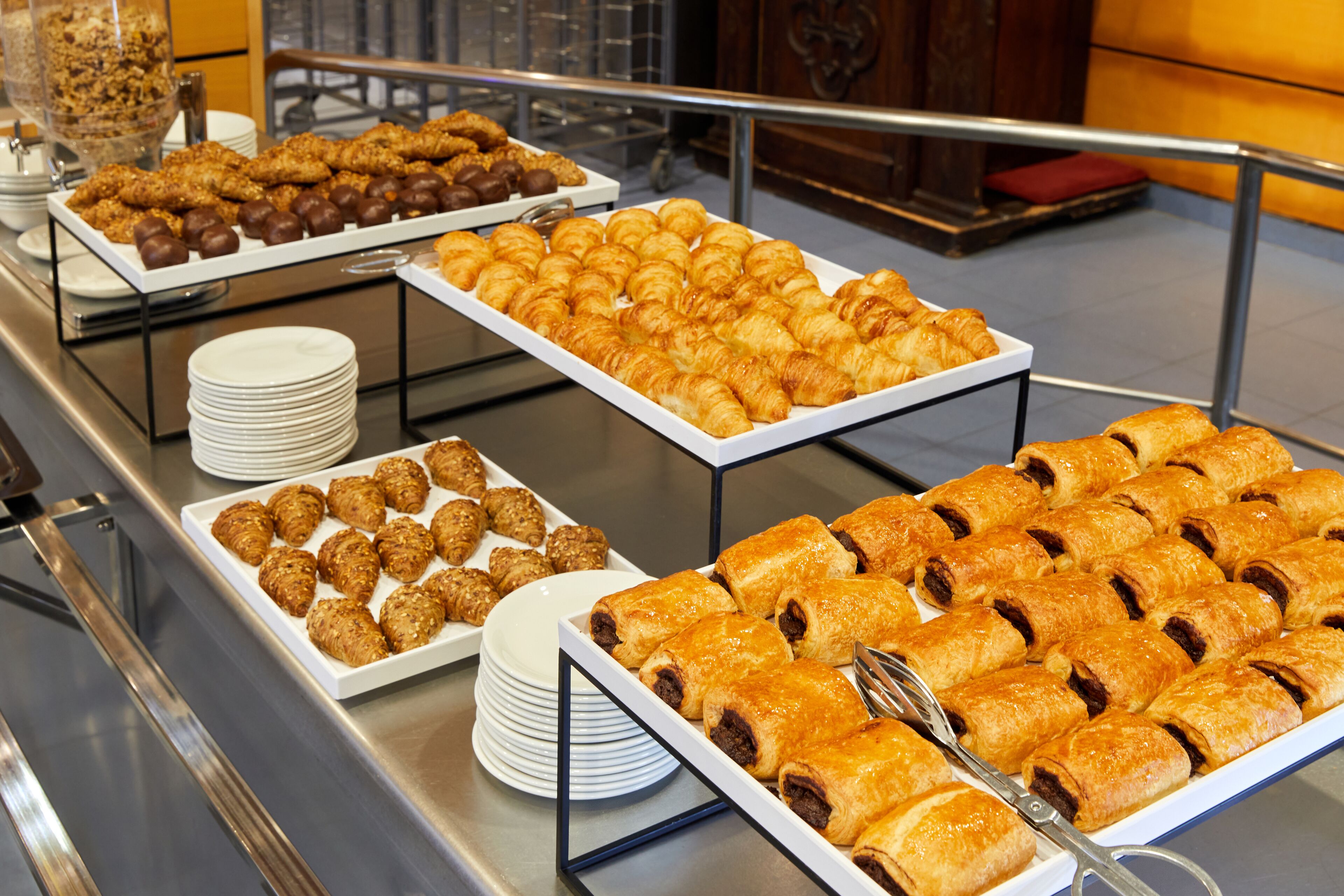 Un buffet proposant une variété de pâtisseries et de desserts.