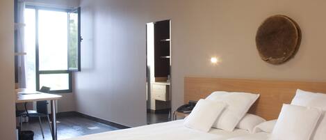 Superior Twin Room | In-room safe, individually furnished, desk, laptop workspace