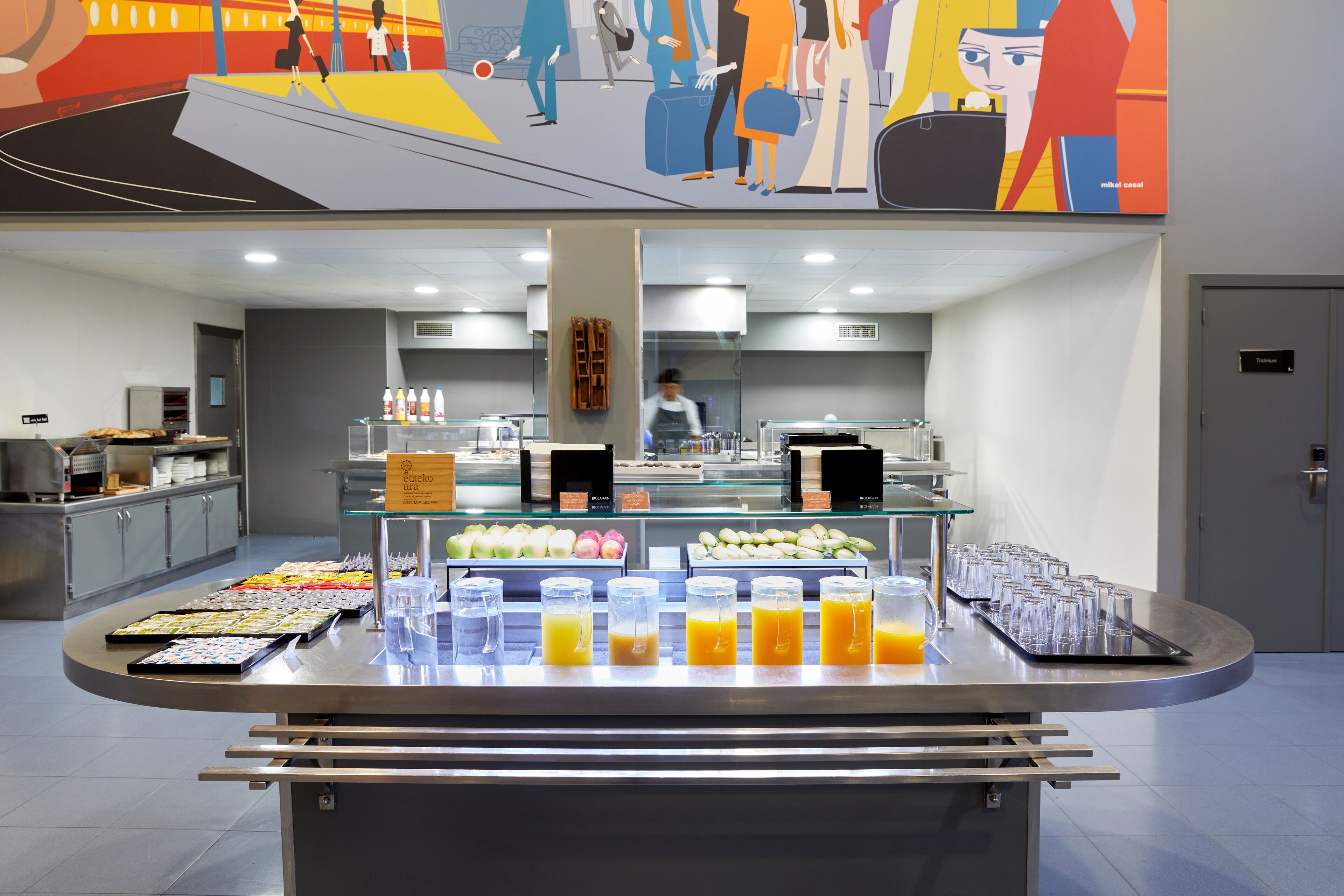 Un buffet de petit-déjeuner proposant une variété d'aliments et de boissons.