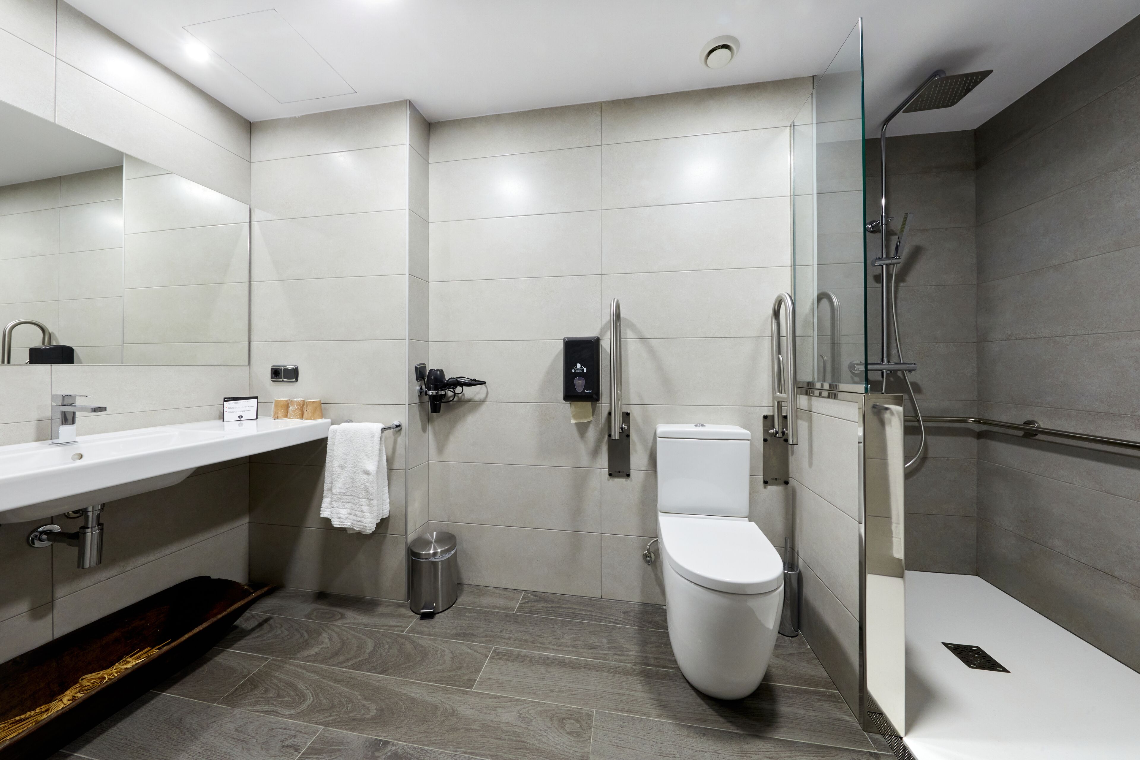 Kamar Triple Superior | Kamar mandi | Shower, perlengkapan mandi gratis, pengering rambut, dan handuk