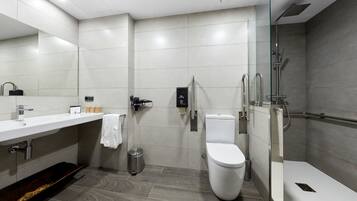 Kamar Triple Superior | Kamar mandi | Shower, perlengkapan mandi gratis, pengering rambut, dan handuk