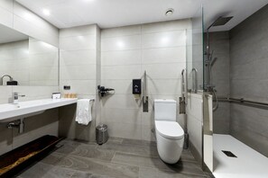 Phòng 3 Superior | Phòng tắm | Buồng tắm vòi sen, đồ dùng nhà tắm miễn phí, máy sấy tóc, khăn tắm