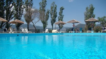 Una piscina al aire libre de temporada