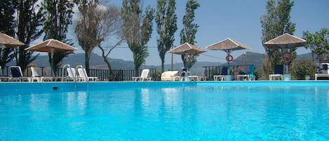 Una piscina al aire libre de temporada