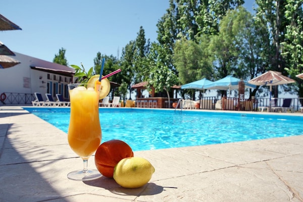 Una piscina al aire libre de temporada