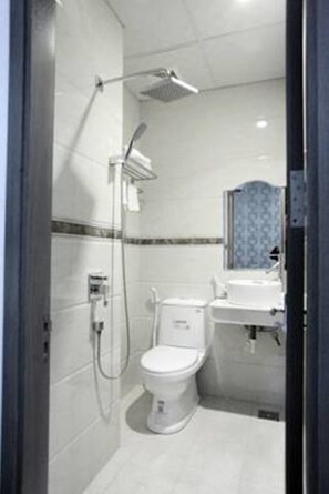 VIP Room | Bathroom | Shower, rainfall showerhead, free toiletries, hair dryer - Onion 2 Hotel & Apartments (Da Nang)