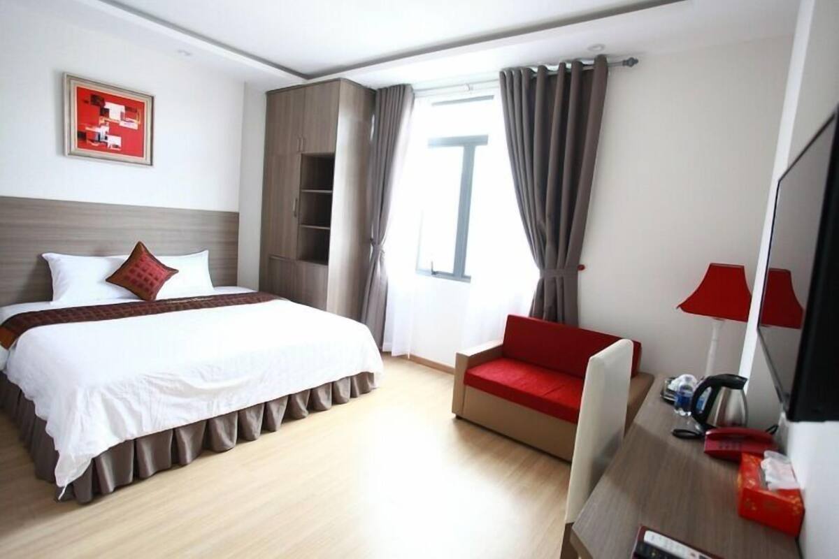 Senger med overmadrass, minibar, skrivebord og blendingsgardiner