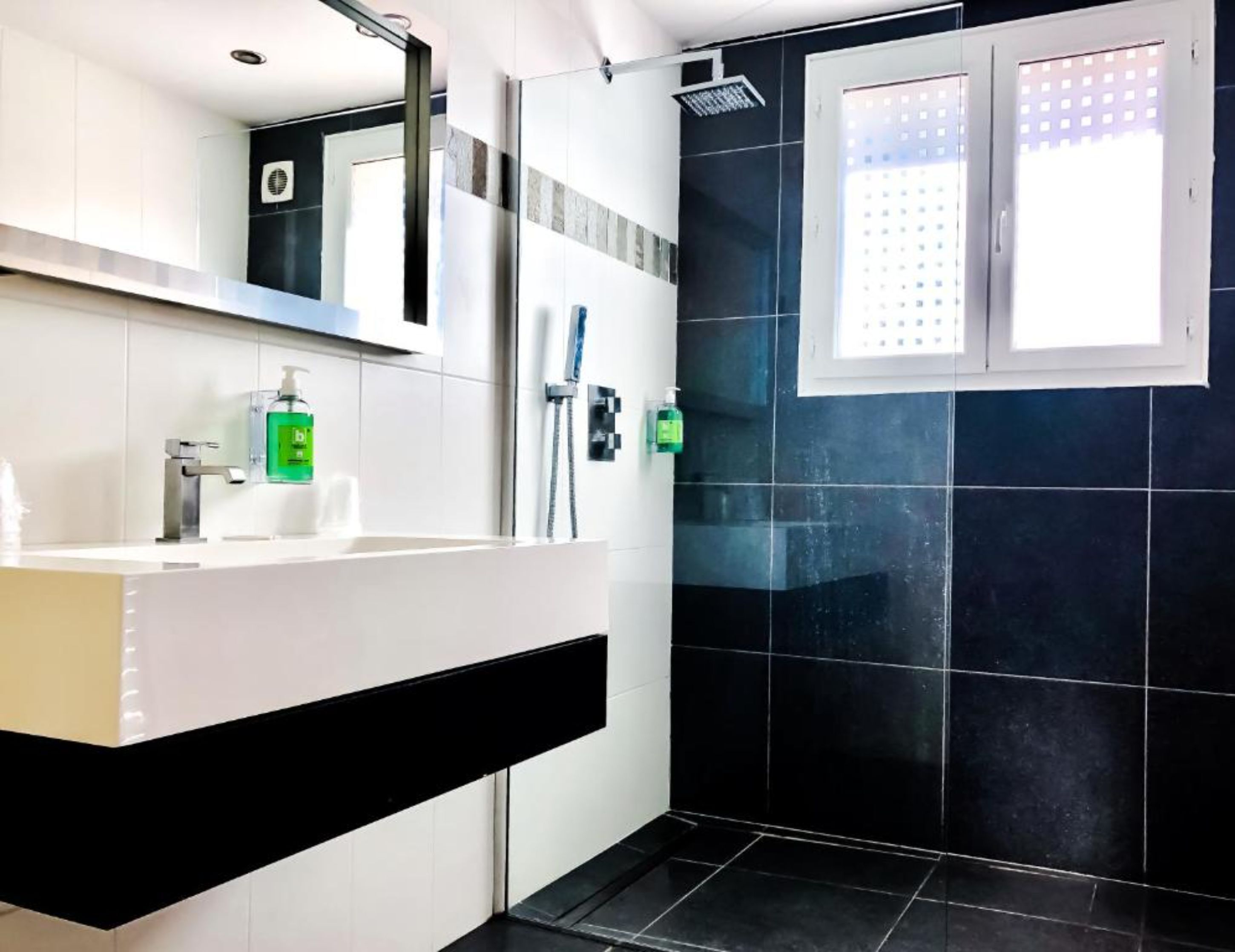 villa, sea view | bathroom | shower, free toiletries, towels