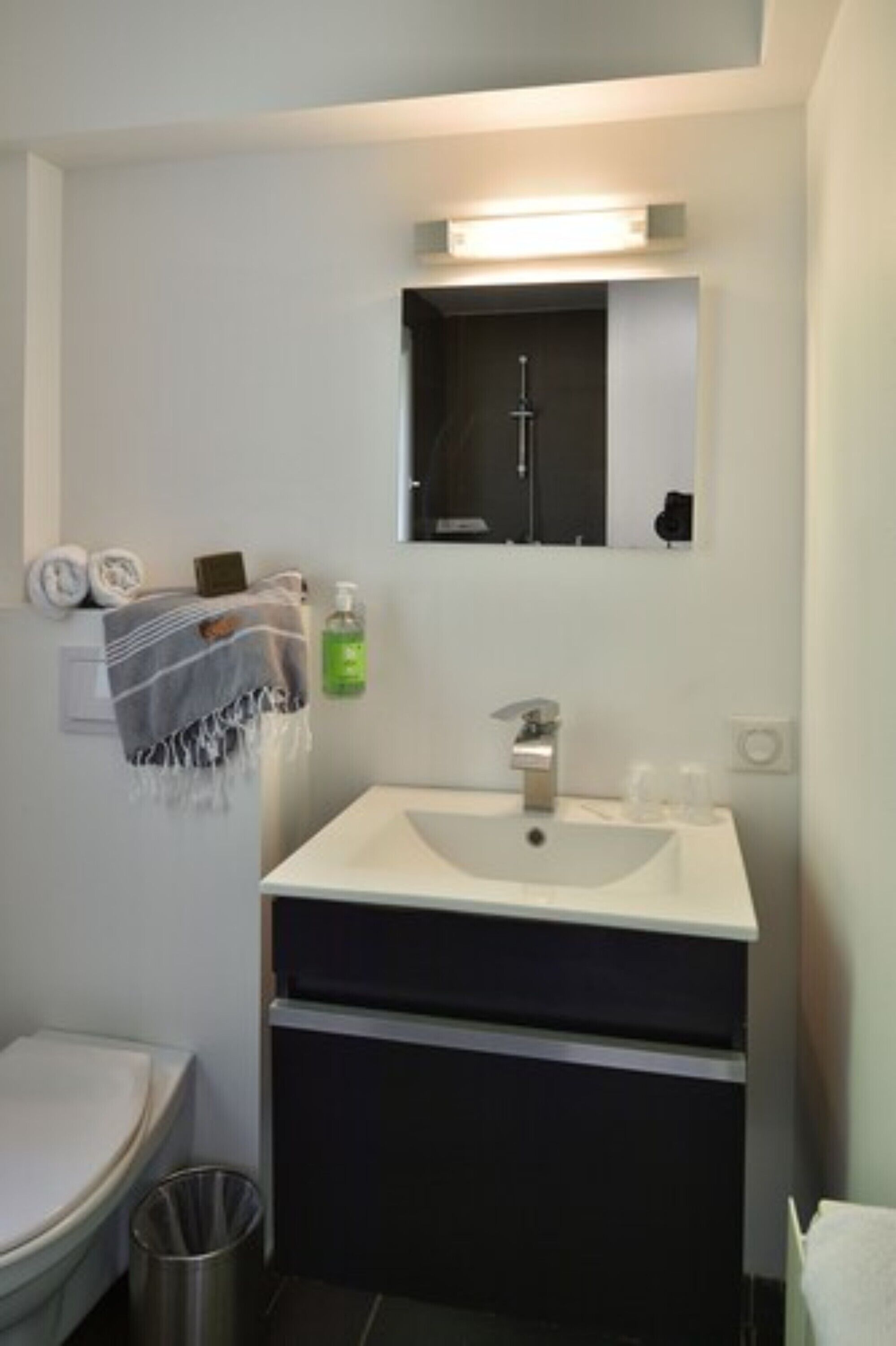 classic room, sea view | bathroom | shower, free toiletries, towels