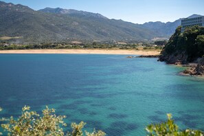 A coastal hotel with a view of the sea and mountains. - Hotel Sampiero Corso (Propriano)