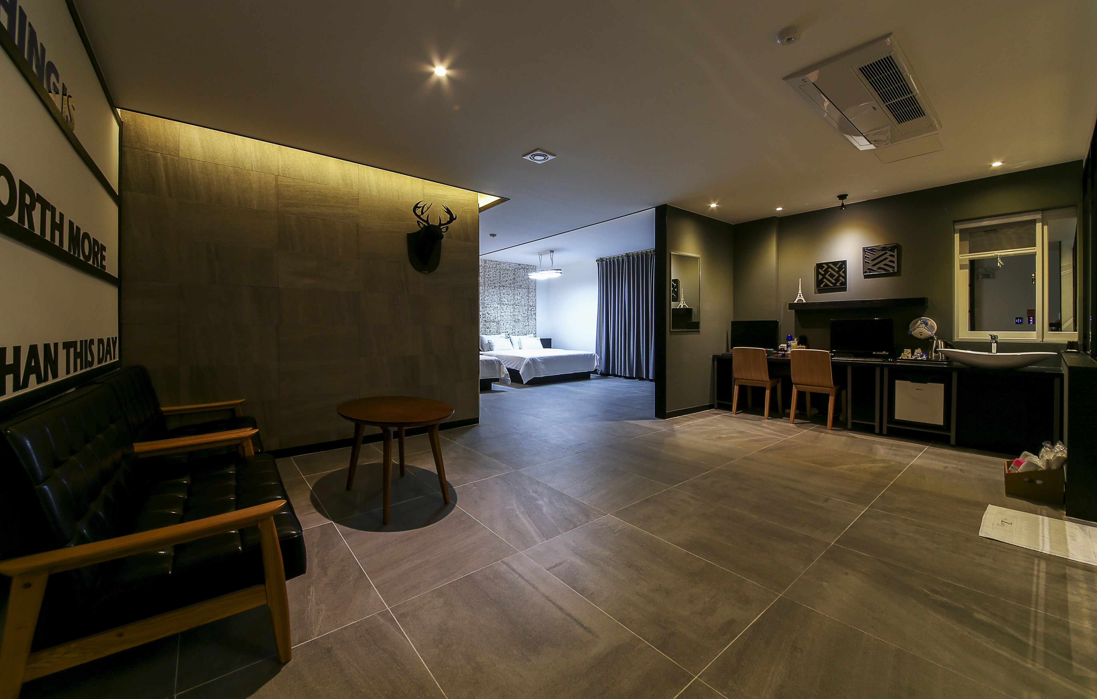 Standaard kamer | Woonruimte | Flatscreentelevisie en een computer