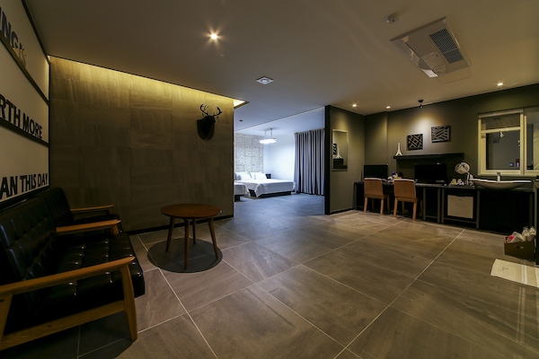 VVIP (Karaoke) | Living area | Flat-screen TV, computer