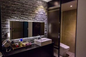 ห้องดีลักซ์ | ห้องน้ำ | ของใช้ในห้องน้ำฟรี, ไดร์เป่าผม, เสื้อคลุมอาบน้ำ, รองเท้าสวมภายในห้อง