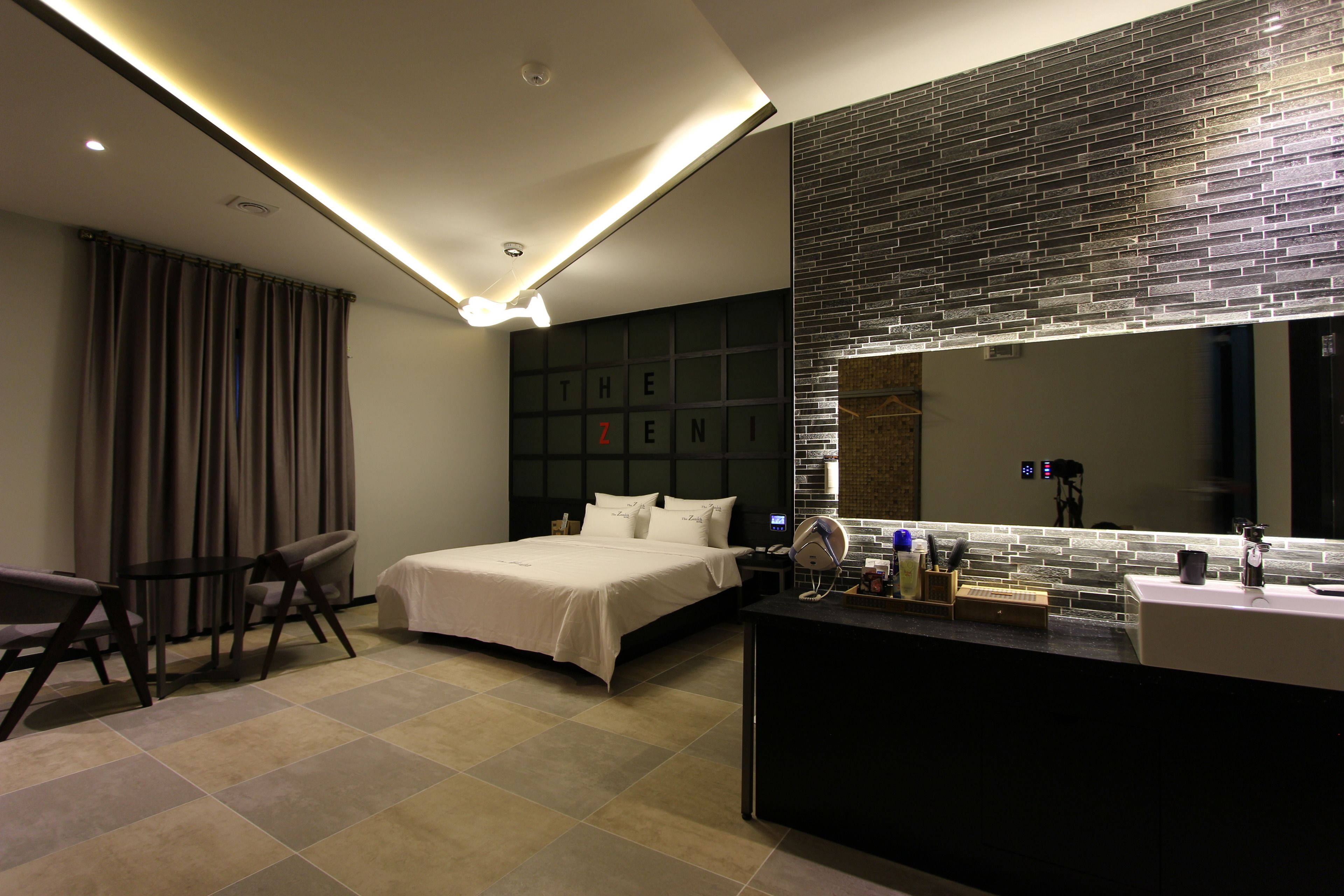 deluxe room | blackout curtains, free wifi