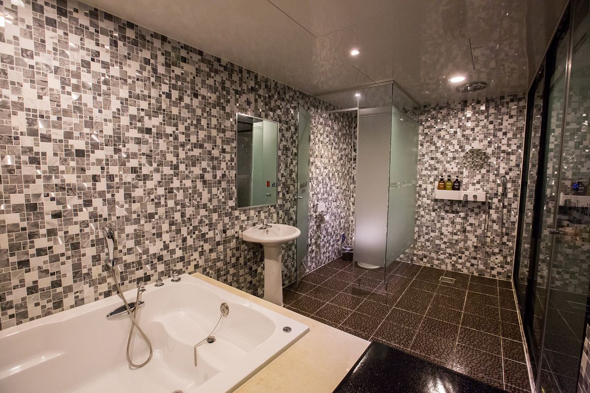 vvip (karaoke) | bathroom | free toiletries, hair dryer, bathrobes, slippers