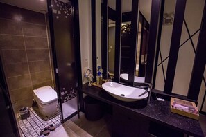 Standard Room | Bathroom | Free toiletries, hair dryer, bathrobes, slippers - The Zenith Hotel (Gimhae)