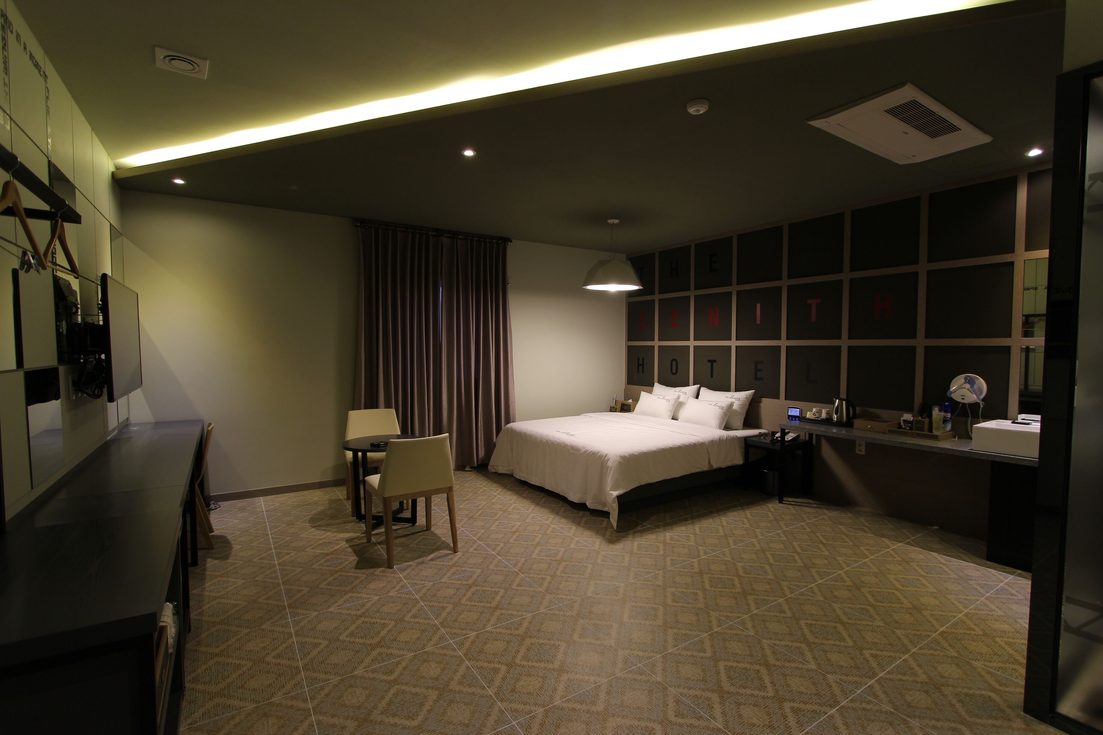 deluxe room | blackout curtains, free wifi