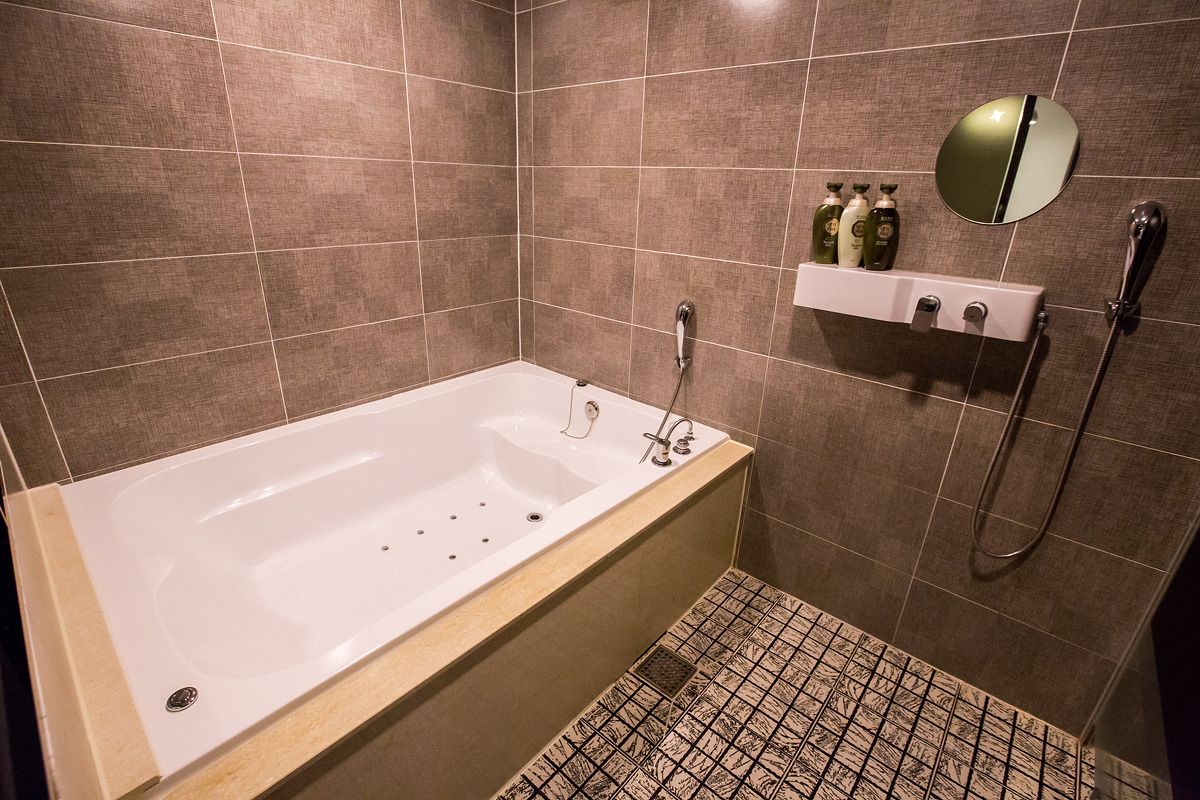 standard room | bathroom | free toiletries, hair dryer, bathrobes, slippers