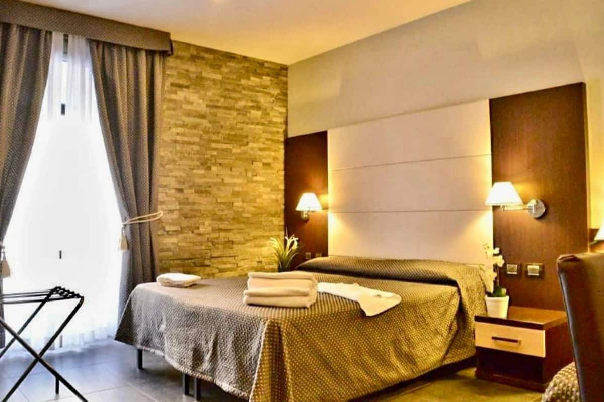 Minibar, pengeskab på værelset, skrivebord, strygejern/strygebræt