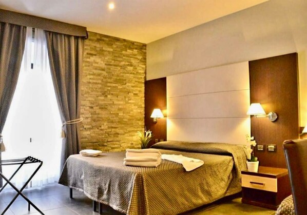 Minibar, coffres-forts dans les chambres, bureau