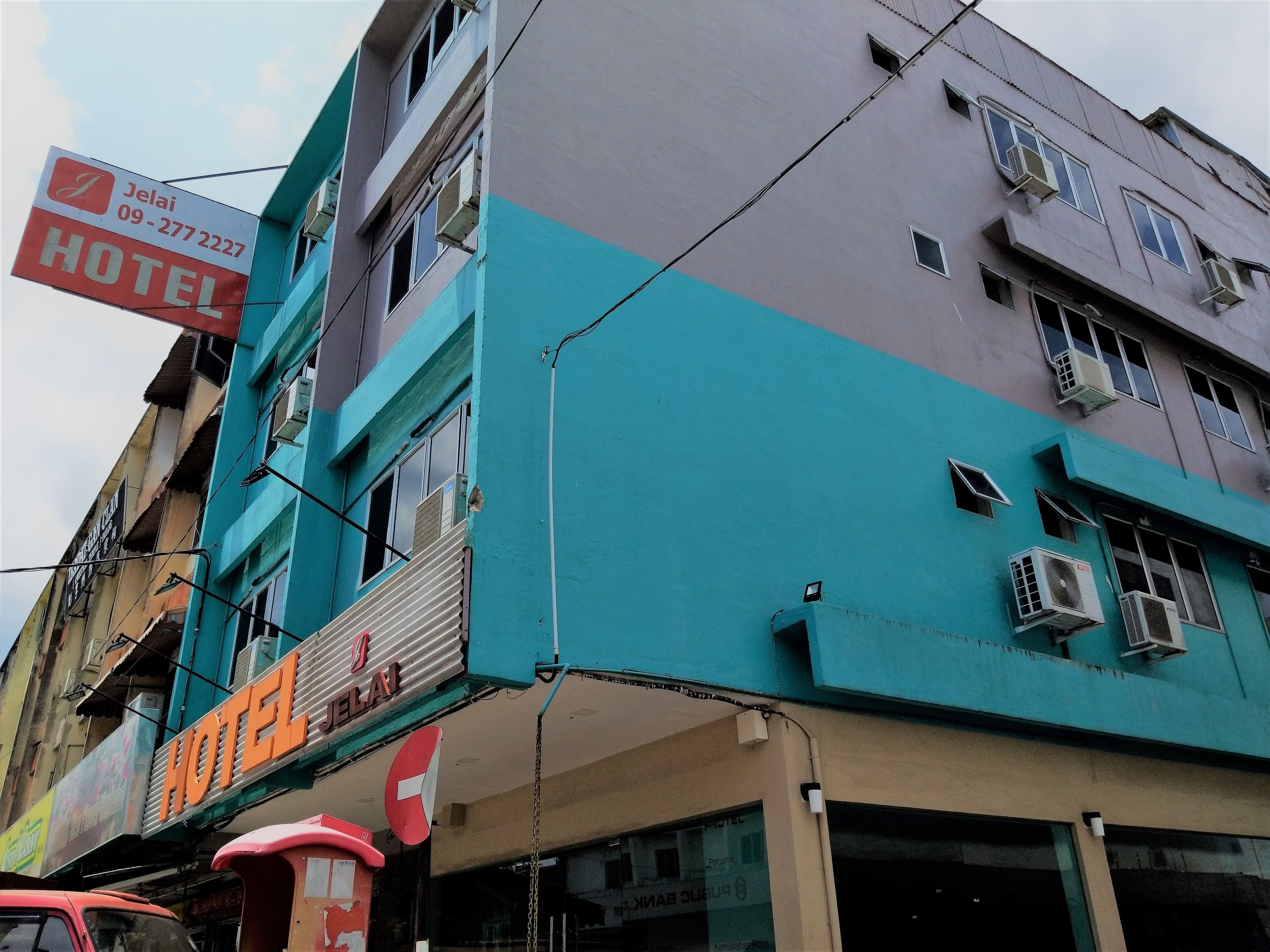 Un hôtel avec une enseigne indiquant qu'il s'agit de l'hôtel Jelai, numéro de téléphone : 09-2772227.