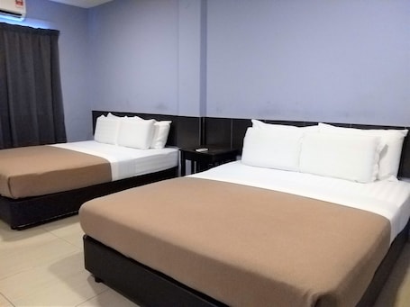 Family Room | Desk, free WiFi