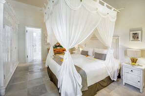 Vila luxo, 2 quartos, piscina particular | 2 quartos, cofres nos quartos, escrivaninha