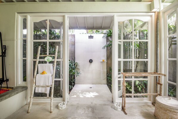 Villa Deluxe, 2 habitaciones, piscina privada | Baño | Bañera y ducha independientes y bañera profunda