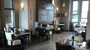 Phục vụ bữa sáng, bữa trưa và bữa tối 
