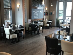 Petit déjeuner et déjeuner servis sur place, spécialités Cuisine locale