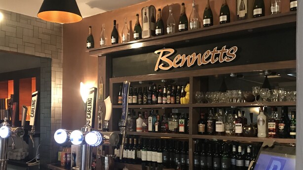 Bar (trong khuôn viên)