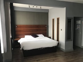 Premium bedding, desk, iron/ironing board, free WiFi