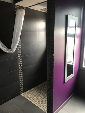 Bathroom shower - Bennetts Hotel (Nottingham)