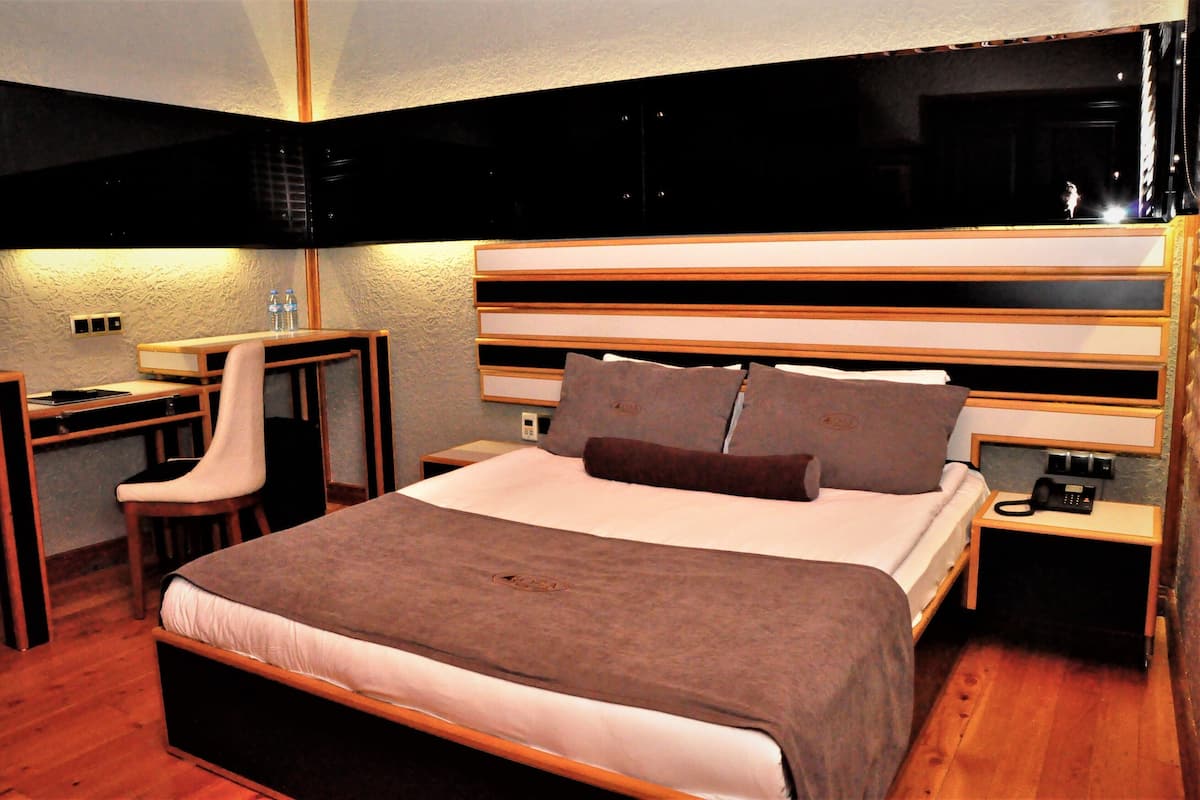 1 bedroom, premium bedding, minibar, in-room safe